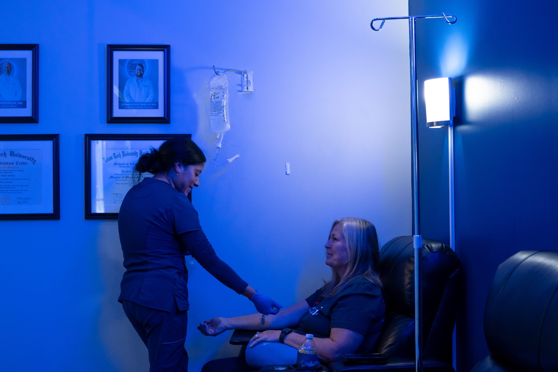 iCRYO Richmond guest receiving NAD+ therapy with RN supervision
