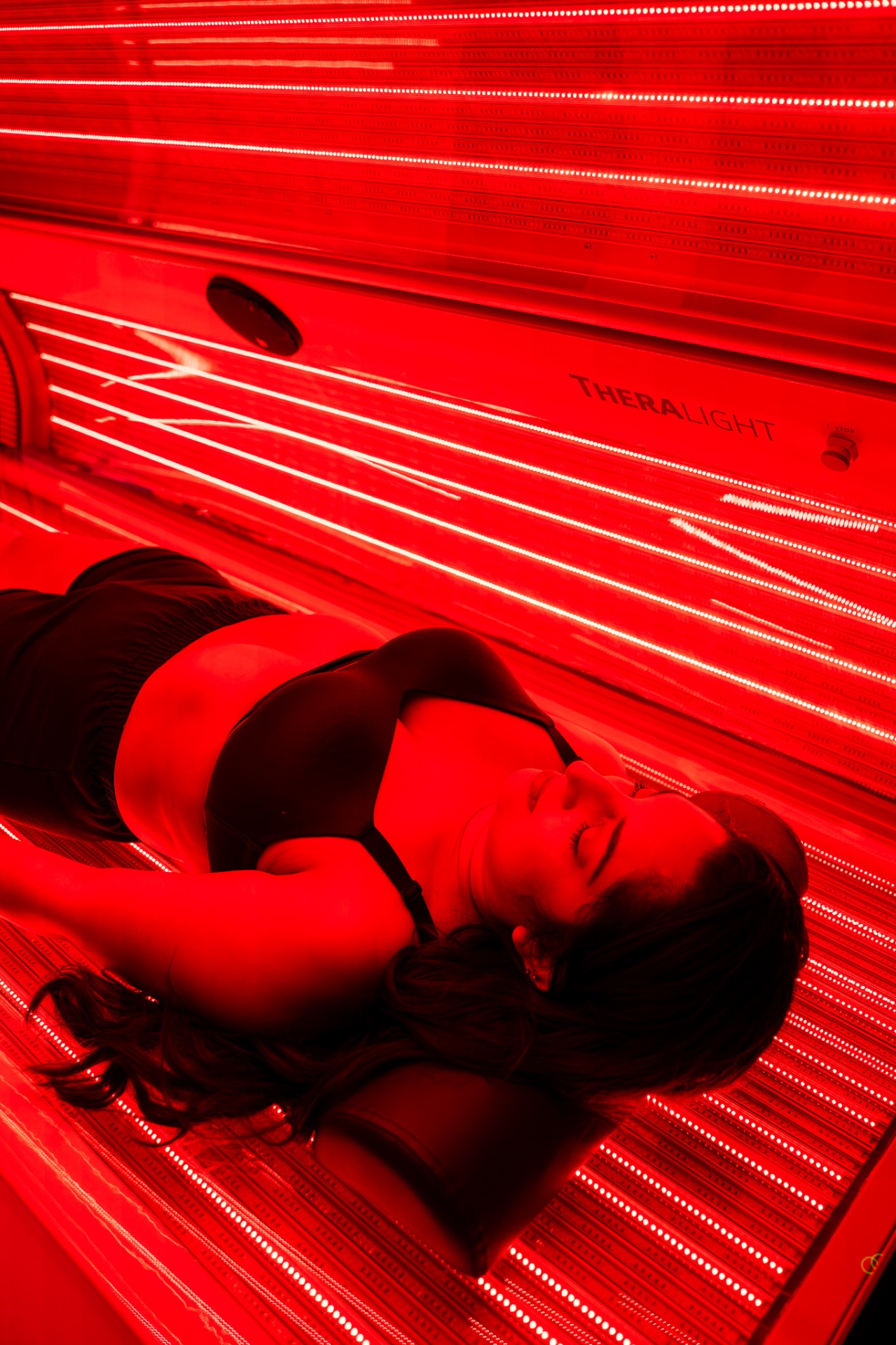 iCRYO Richmond guest enjoying red light therapy